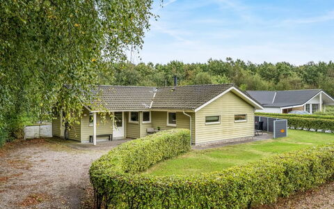 Erikka - 40Km from the Sea: Møbel, Træ, Indretning, Gulvbelægning, Etage, Stol, Værelse, Loft, Stue, Lejlighed