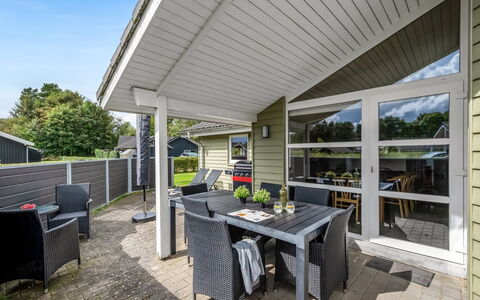 Erikka - 40Km from the Sea: Møbel, Træ, Indretning, Gulvbelægning, Etage, Stol, Værelse, Loft, Stue, Lejlighed
