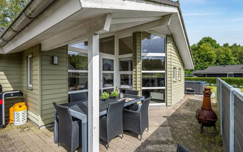 Erikka - 40Km from the Sea: Møbel, Træ, Indretning, Gulvbelægning, Etage, Stol, Værelse, Loft, Stue, Lejlighed