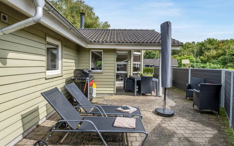 Erikka - 40Km from the Sea: Møbel, Træ, Indretning, Gulvbelægning, Etage, Stol, Værelse, Loft, Stue, Lejlighed