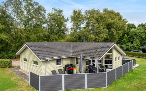 Erikka - 40Km from the Sea: Møbel, Træ, Indretning, Gulvbelægning, Etage, Stol, Værelse, Loft, Stue, Lejlighed