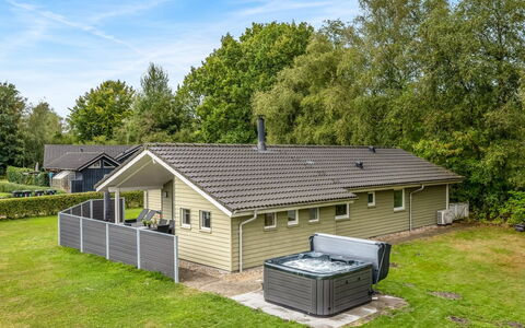 Erikka - 40Km from the Sea: Møbel, Træ, Indretning, Gulvbelægning, Etage, Stol, Værelse, Loft, Stue, Lejlighed