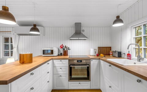 Anu - 2Km to the Fjord: Træ, Gulvbelægning, Køkken, Cabinetry, Countertop, Indretning, Etage, Loft, Køkken Apparat, Hjem