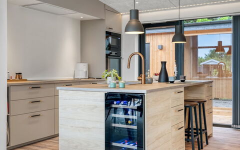 Sharina - 320M to the Fjord: Møbel, Køkken, Countertop, Gulvbelægning, Indretning, Cabinetry, Etage, Træ, Køkken Apparat, Trægulve