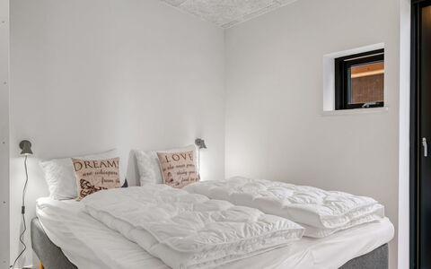 Sharina - 320M to the Fjord: Soveværelse, Seng, Sengetøj, Sengetøj, Loft, Indretning, Etage, Gulvbelægning, Bed Frame, Værelse