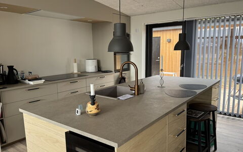 Sharina - 320M to the Fjord: Countertop, Gulvbelægning, Møbel, Køkken, Indretning, Cabinetry, Etage, Håndvask, Sanitærarmatur, Tap