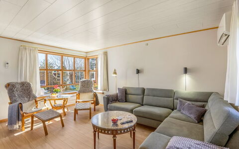 Elza - 700M from the Sea: Møbel, Indretning, Gulvbelægning, Etage, Couch, Trægulve, Træ, Stue, Loft, Værelse