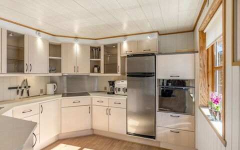 Elza - 700M from the Sea: Gulvbelægning, Indretning, Træ, Countertop, Loft, Cabinetry, Køkken, Etage, Køkken Apparat, Belysning