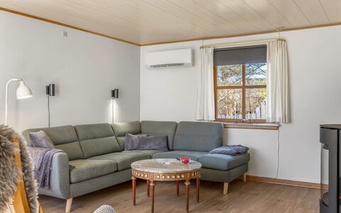 Elza - 700M from the Sea: Møbel, Indretning, Gulvbelægning, Etage, Træ, Couch, Loft, Stue, Trægulve, Værelse