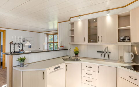 Elza - 700M from the Sea: Indretning, Træ, Gulvbelægning, Countertop, Loft, Køkken, Møbel, Cabinetry, Belysning, Lysarmatur
