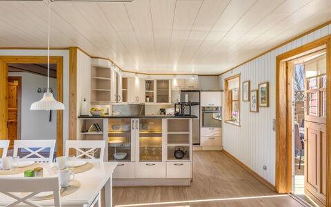 Elza - 700M from the Sea: Indretning, Gulvbelægning, Træ, Loft, Møbel, Lysarmatur, Etage, Trægulve, Belysning, Køkken