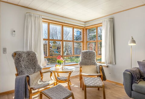 Elza - 700M from the Sea: Møbel, Indretning, Gulvbelægning, Etage, Træ, Loft, Stol, Stue, Værelse, Trægulve