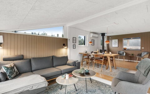 Anemette - 400M from the Sea: Indretning, Træ, Gulvbelægning, Loft, Møbel, Stue, Couch, Etage, Værelse, Lysarmatur