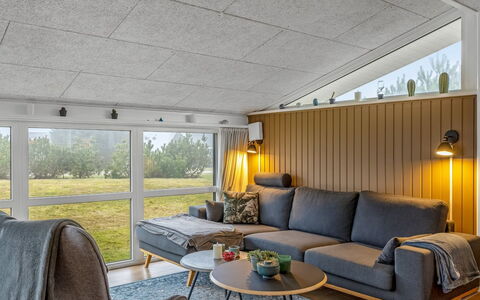 Anemette - 400M from the Sea: Loft, Gulvbelægning, Indretning, Møbel, Lysarmatur, Etage, Belysning, Couch, Stue, Værelse
