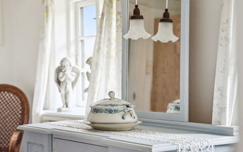 Jule - 1.5Km from the Sea: Møbel, Indretning, Belysning, Værelse, Porcelæn, Spejl, Skuffe, Naturmateriale, Lampe