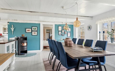Jule - 1.5Km from the Sea: Møbel, Indretning, Træ, Gulvbelægning, Bord, Stol, Køkken & Spisebord, Spisestue, Etage, Trægulve