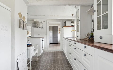 Jule - 1.5Km from the Sea: Gulvbelægning, Cabinetry, Indretning, Træ, Køkken, Etage, Countertop, Skuffe, Loft, Hjem