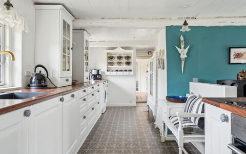 Jule - 1.5Km from the Sea: Cabinetry, Køkken, Gulvbelægning, Indretning, Countertop, Møbel, Hjem, Skab, Etage, Skuffe