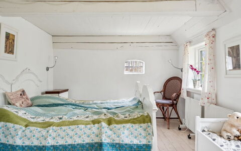 Jule - 1.5Km from the Sea: Møbel, Soveværelse, Indretning, Væg, Seng, Træ, Loft, Sengetøj, Sengetøj, Sengetøj