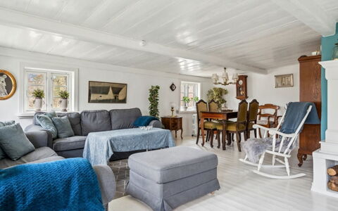 Jule - 1.5Km from the Sea: Møbel, Couch, Træ, Indretning, Loft, Stue, Hjem, Gulvbelægning, Etage, Værelse