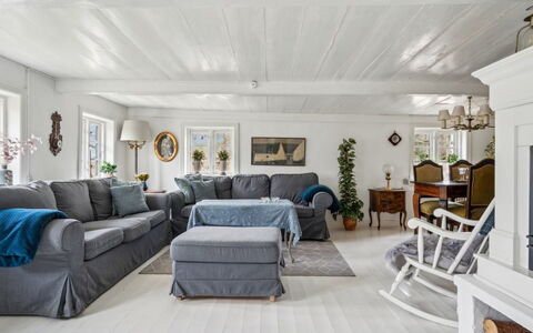 Jule - 1.5Km from the Sea: Møbel, Couch, Indretning, Stue, Loft, Gulvbelægning, Etage, Hjem, Værelse, Bord