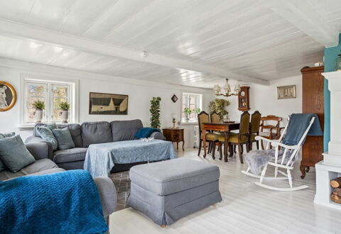 Jule - 1.5Km from the Sea: Møbel, Couch, Træ, Indretning, Loft, Stue, Hjem, Gulvbelægning, Etage, Værelse