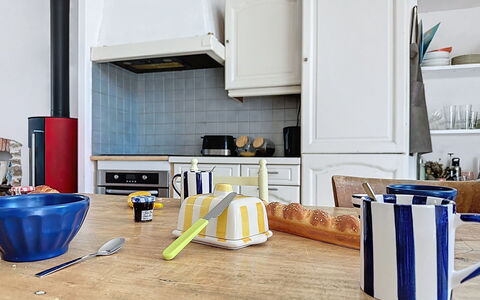 L'Ecluse: Køkken, Indretning, Bordservice, Møbel, Gulvbelægning, Køkken Apparat, Countertop, Værelse, Serveware