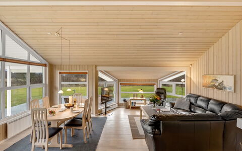 Aswaldi - 1.5Km from the Sea: Træ, Loft, Indretning, Gulvbelægning, Etage, Trægulve, Couch, Stue, Møbel, Værelse