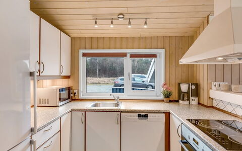 Aswaldi - 1.5Km from the Sea: Køkken, Countertop, Køkken Apparat, Træ, Indretning, Loft, Gulvbelægning, Større Bandage, Cabinetry, Belysning