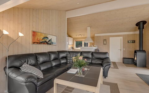 Aswaldi - 1.5Km from the Sea: Indretning, Møbel, Gulvbelægning, Couch, Træ, Loft, Etage, Stue, Værelse, Trægulve