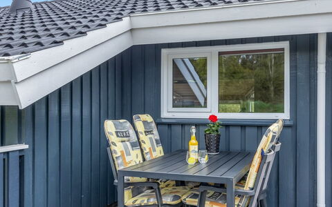 Aswaldi - 1.5Km from the Sea: Træ, Sidespor, Planke, Hårdttræ, Sommerhus, Bejdse, Maling, Skygge, Udendørs Møbler
