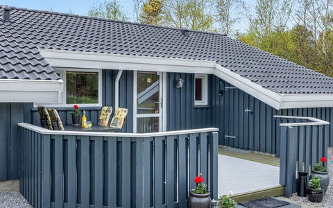 Aswaldi - 1.5Km from the Sea: Træ, Tag, Hjem, Sidespor, Sommerhus, Skur, Garden Bygninger, Udendørs Struktur, Skygge, Gård