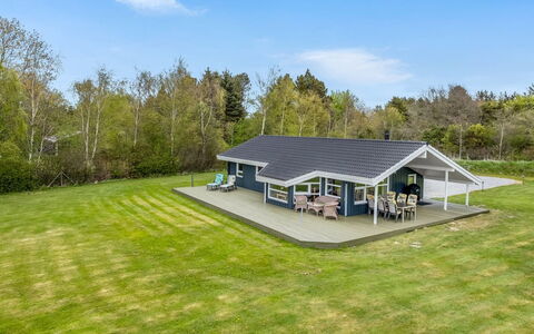 Aswaldi - 1.5Km from the Sea: Tag, Hjem, Sommerhus, Estate, Lawn, Stuehus, Skygge, Gård, Landscaping, Garden Bygninger