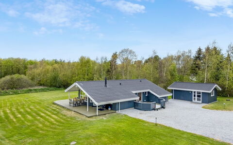 Aswaldi - 1.5Km from the Sea: Hjem, Sommerhus, Estate, Lawn, Stuehus, Landscaping, Indkørsel, Garden Bygninger, Villa, Sidespor