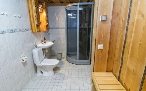 Rukastuga: Gulvbelægning, Etage, Træ, Sanitærarmatur, Værelse, Indretning, Dør, Vvs, Bejdse, Badeværelse