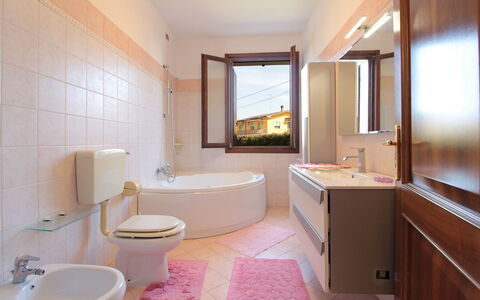 Villa Camerini, Nature, Bikes and Beaches: Badeværelse, Sanitærarmatur, Gulvbelægning, Indretning, Etage, Badeværelsesvask, Håndvask, Tap, Toilet, Vvs