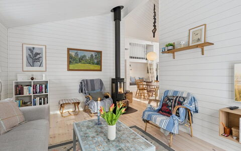 Hoat - 250M from the Sea: Træ, Indretning, Gulvbelægning, Loft, Møbel, Etage, Stue, Trægulve, Hjem, Værelse