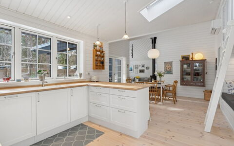 Hoat - 250M from the Sea: Gulvbelægning, Træ, Indretning, Loft, Etage, Køkken, Countertop, Trægulve, Cabinetry, Hjem