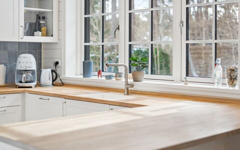 Hoat - 250M from the Sea: Gulvbelægning, Indretning, Countertop, Træ, Køkken, Møbel, Etage, Sanitærarmatur, Tap, Cabinetry