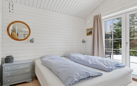 Hoat - 250M from the Sea: Træ, Gulvbelægning, Indretning, Loft, Etage, Soveværelse, Seng, Sengetøj, Sengetøj, Bed Frame