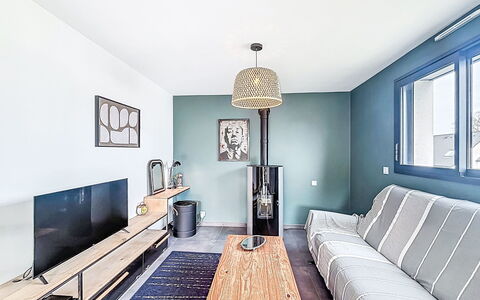 Maison des Lupins: Møbel, Indretning, Gulvbelægning, Træ, Loft, Etage, Belysning, Stue, Couch, Hjem