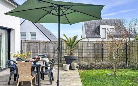 Maison des Lupins: Paraply, Udendørs Møbler, Møbel, Skygge, Udendørs Bord, Stol, Have, Gårdhave, Stueplante, Blomsterkrukke