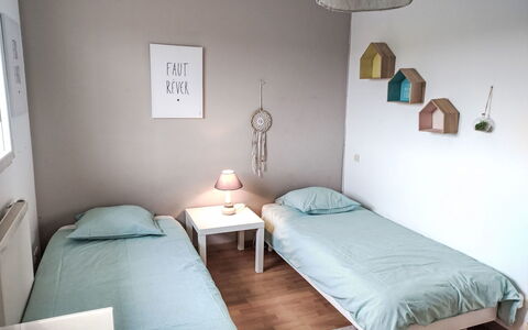 Le Duc: Møbel, Seng, Soveværelse, Indretning, Væg, Etage, Gulvbelægning, Træ, Sengetøj, Sengetøj