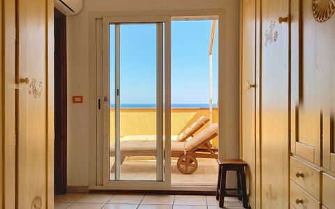 Terrazza sul Golfo: Træ, Etage, Gulvbelægning, Indretning, Dør, Hav, Bejdse, Værelse, Home Dør, Hårdttræ
