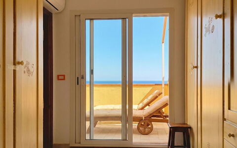 Terrazza sul Golfo: Træ, Etage, Gulvbelægning, Dør, Indretning, Hav, Bejdse, Home Dør, Ocean, Hårdttræ
