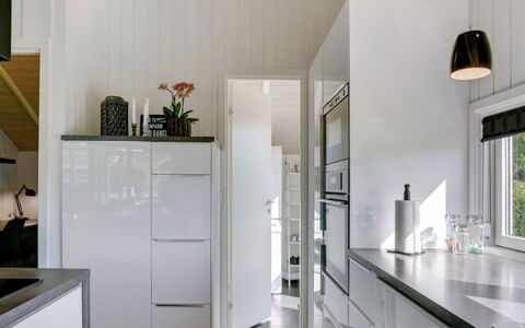 Ognen - 300M from the Sea: Køkken, Countertop, Gulvbelægning, Indretning, Køkken Apparat, Træ, Cabinetry, Etage, Møbel, Større Bandage
