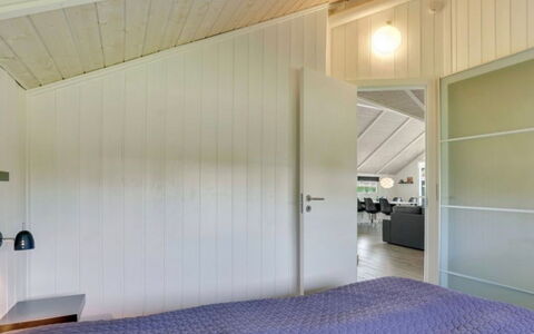 Ognen - 300M from the Sea: Loft, Træ, Gulvbelægning, Indretning, Etage, Lysarmatur, Trægulve, Glas, Hårdttræ, Planke
