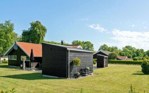 Ognen - 300M from the Sea: Hus, Sommerhus, Hjem, Tag, Sidespor, Lawn, Garden Bygninger, Skygge, Gård, Skur