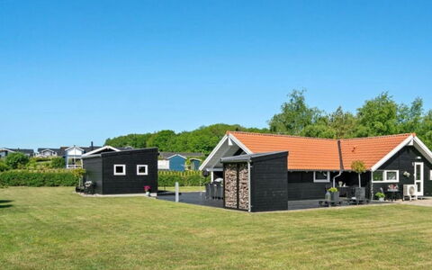 Ognen - 300M from the Sea: Hus, Hjem, Tag, Sommerhus, Sidespor, Estate, Lawn, Skygge, Stuehus, Garden Bygninger