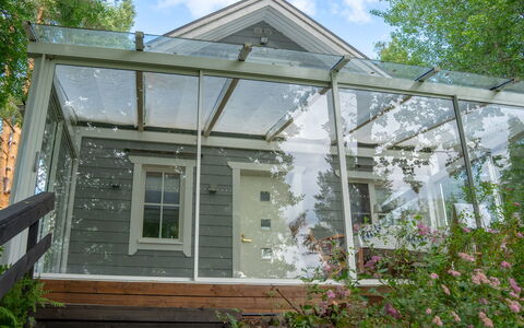 Aurinko Vanaja: Have, Glas, Garden Bygninger, Dagslys, Udendørs Struktur, Stueplante, Gård, Blomsterkrukke, Sidespor, Backyard